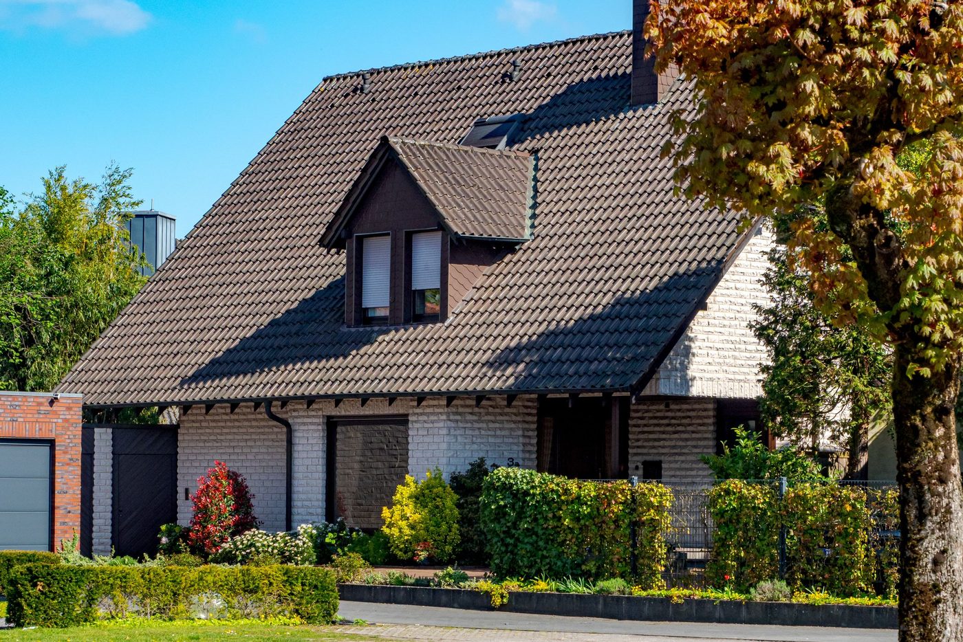 Fertig gedecktes Steildach eines Wohnhauses